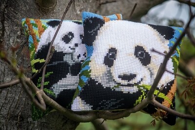 Kruissteek kussen pandafamilie