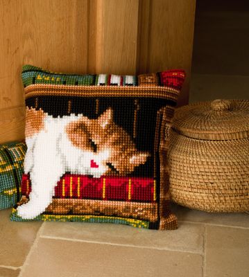 Kruissteek kussen Slapende kat op boekenrek