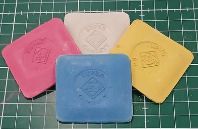 4 stuks kleermakerskrijt (blauw - geel - wit - rood)
