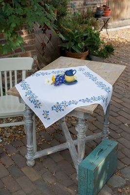 Aida tafelkleed kit met telpatroon "Blauwe ranken"