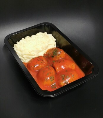 Frikadellen in tomatensaus met aardappelpuree