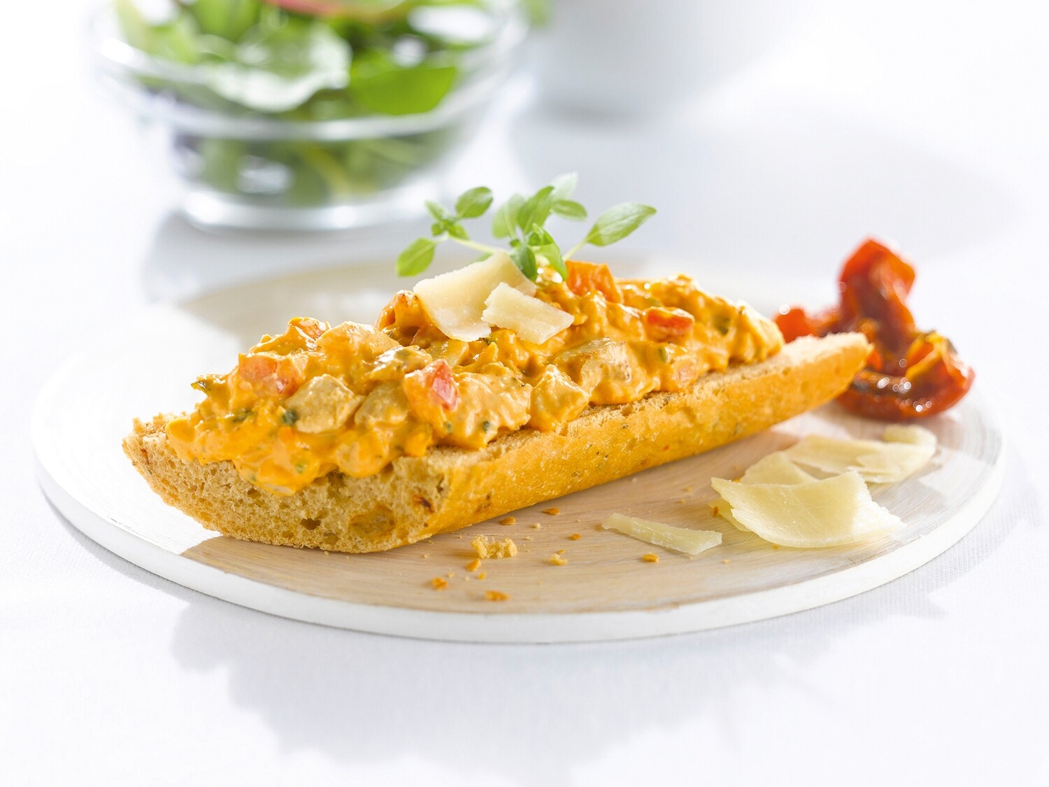 Kipsalade met parmezaan en rode pesto 170g