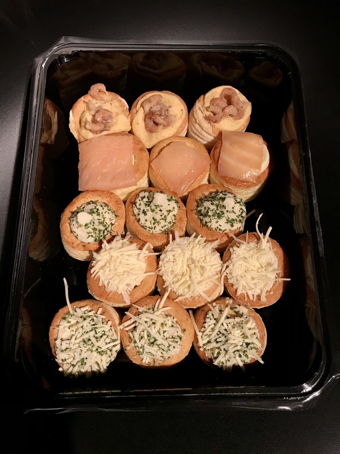 Apero bladerdeeghapjes met vis en vlees 8st