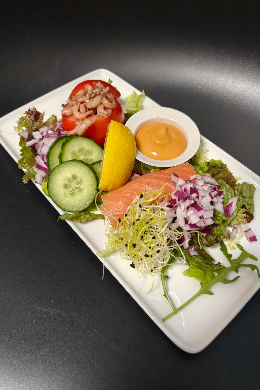 Duo van tomaat-garnaal en Schotse gerookte zalm