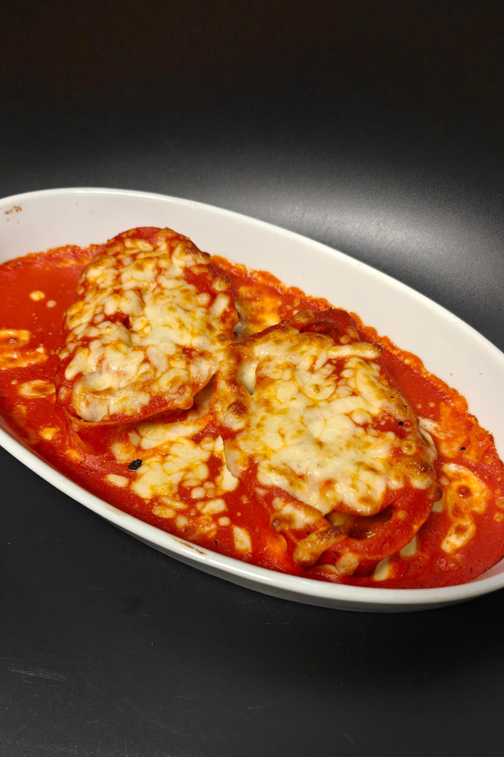 Pastarollade met aubergine, tomatensaus en parmezaan