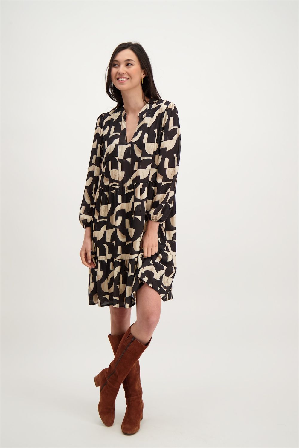Signe Nature Kleed: Zwart / Ecru, met voile onderaan