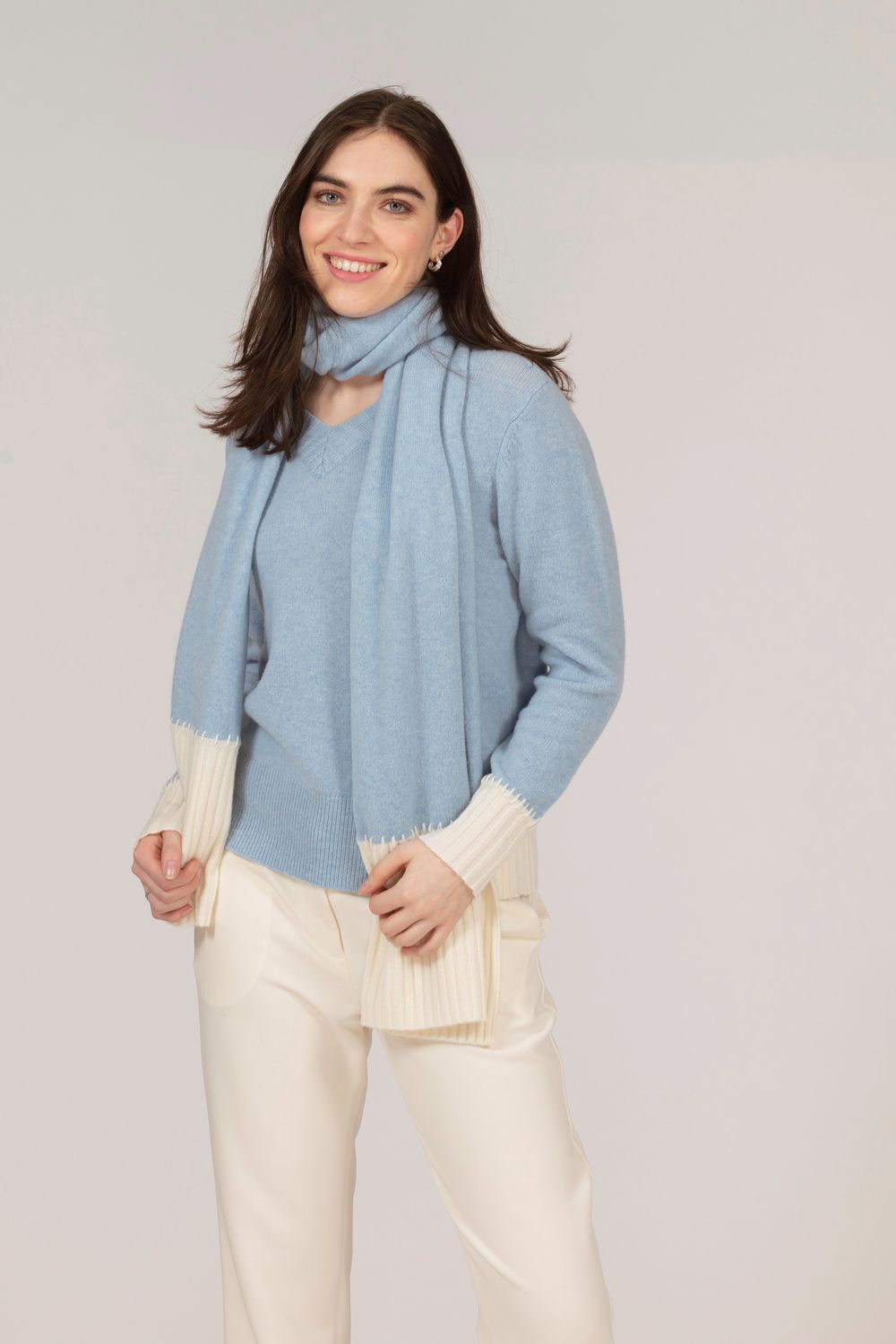 Punto Dames Trui: Licht blauw afgewerkt met ecru