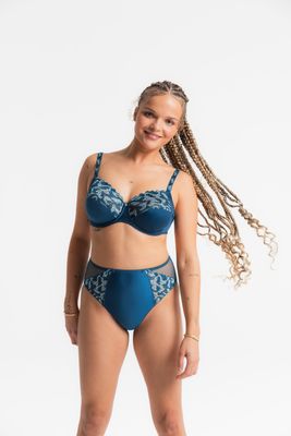 Louisa Bracq Slip Hoog model: Electric Waves