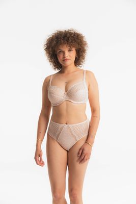 Louisa Bracq Slip taille model: Tweegy, Nude Rose,