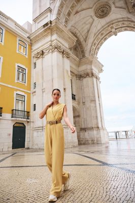 Esqualo Jumpsuit: Geel mouwloos, met riem