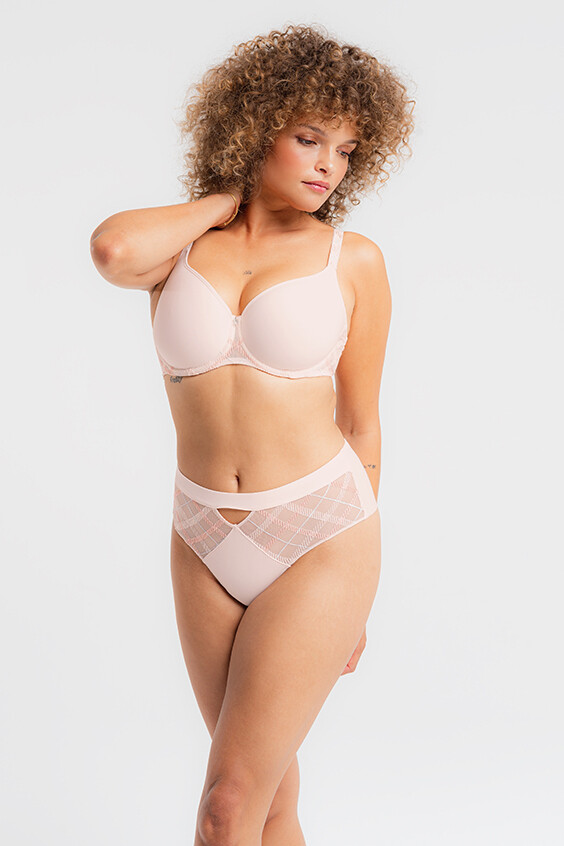Louisa Bracq Boxer model: Albanach, Bisou ( Licht poeder rose )