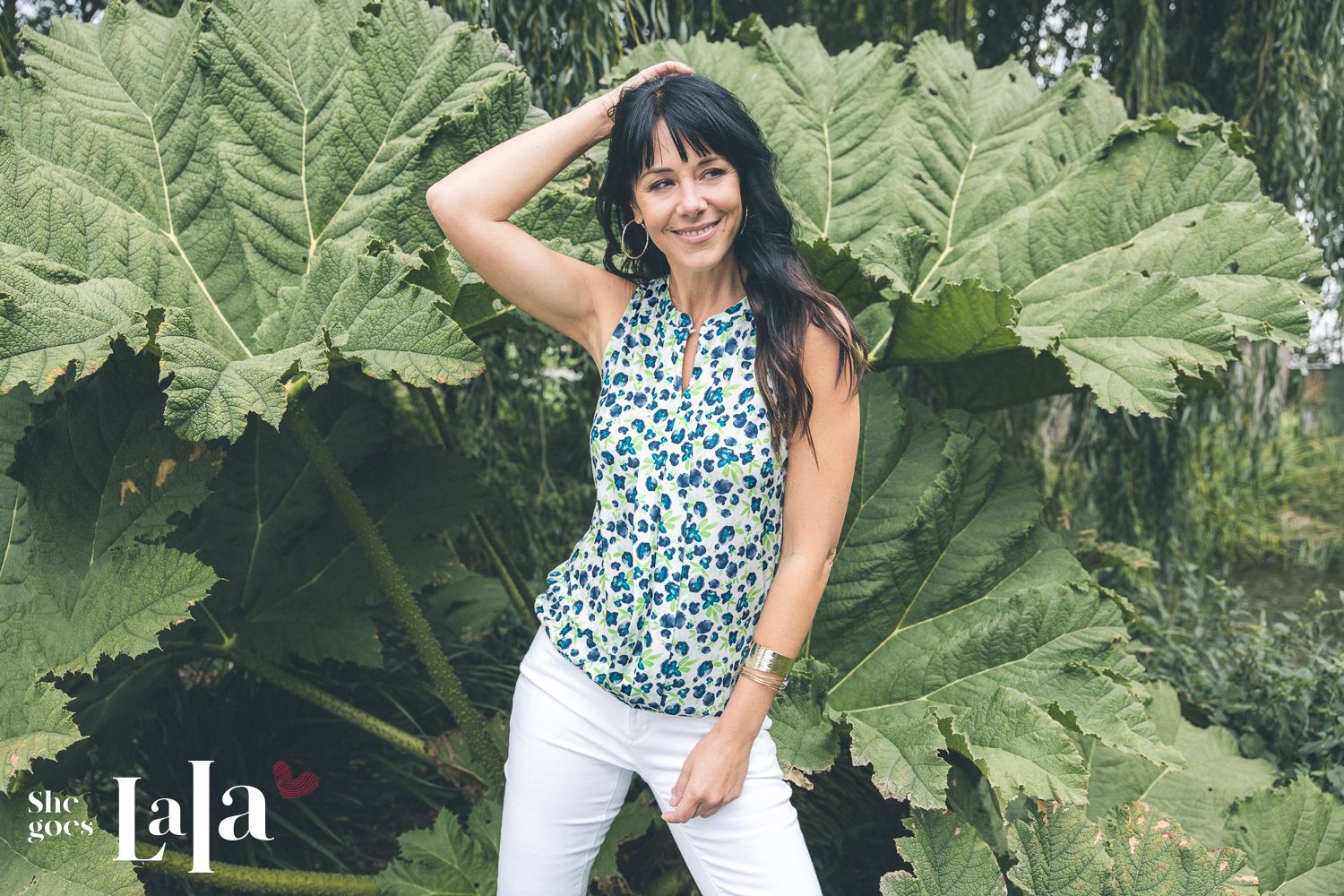 She Goes LaLa  Dames Mouwloze Bloes: Blauw gebloemd