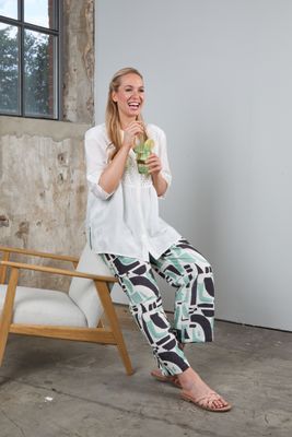 Mona Lisa Bloes: Ecru, broderie ( Duitse Maten )