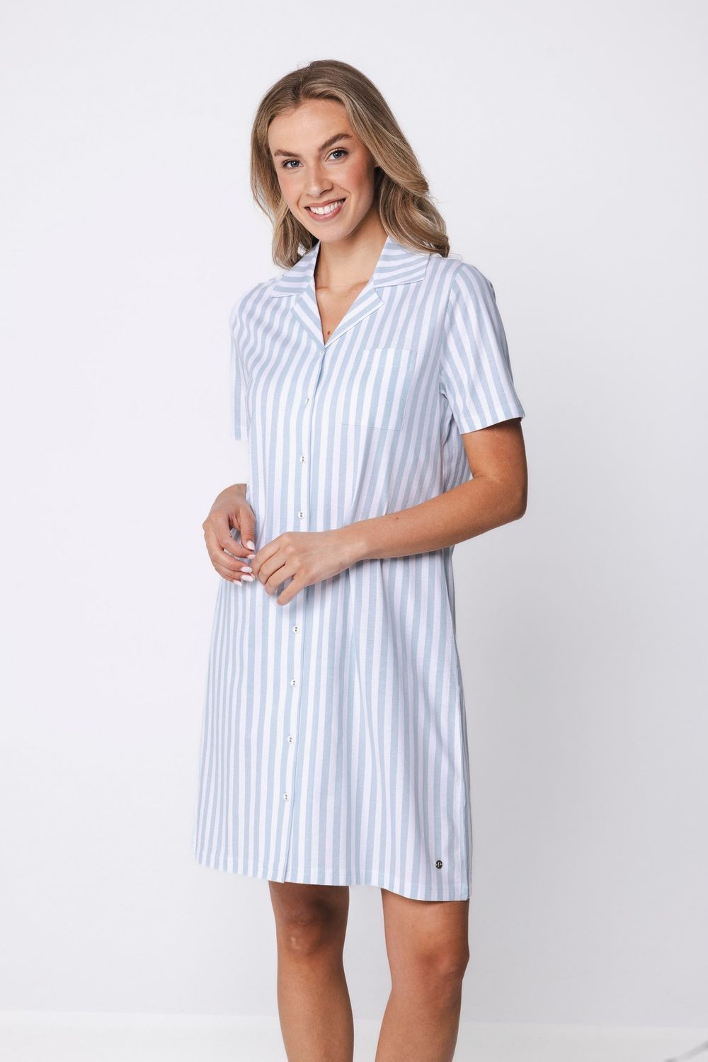 Pastunette dames nachthemd: Blauw gestreept, Doorknoop model, Korte mouw