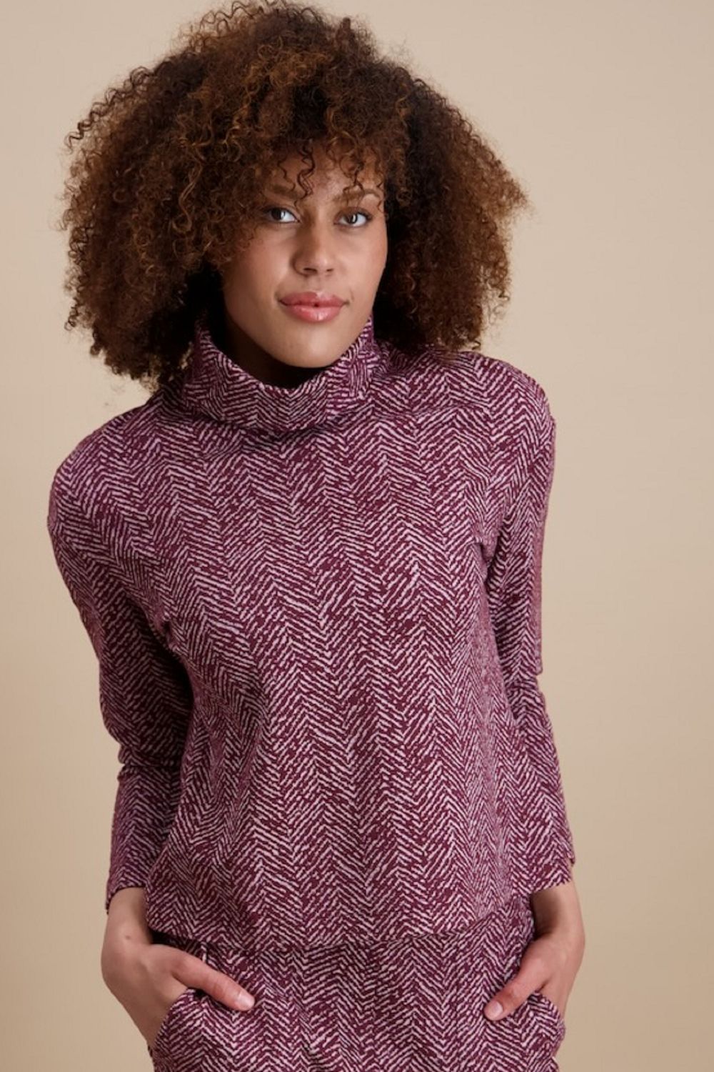 Signe Nature Sweater met rol kol: Bordeau, tweed motief