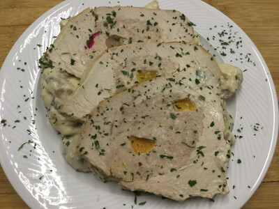 HOOFDGERECHT: gevulde kalkoenrollade in champignonroomsaus