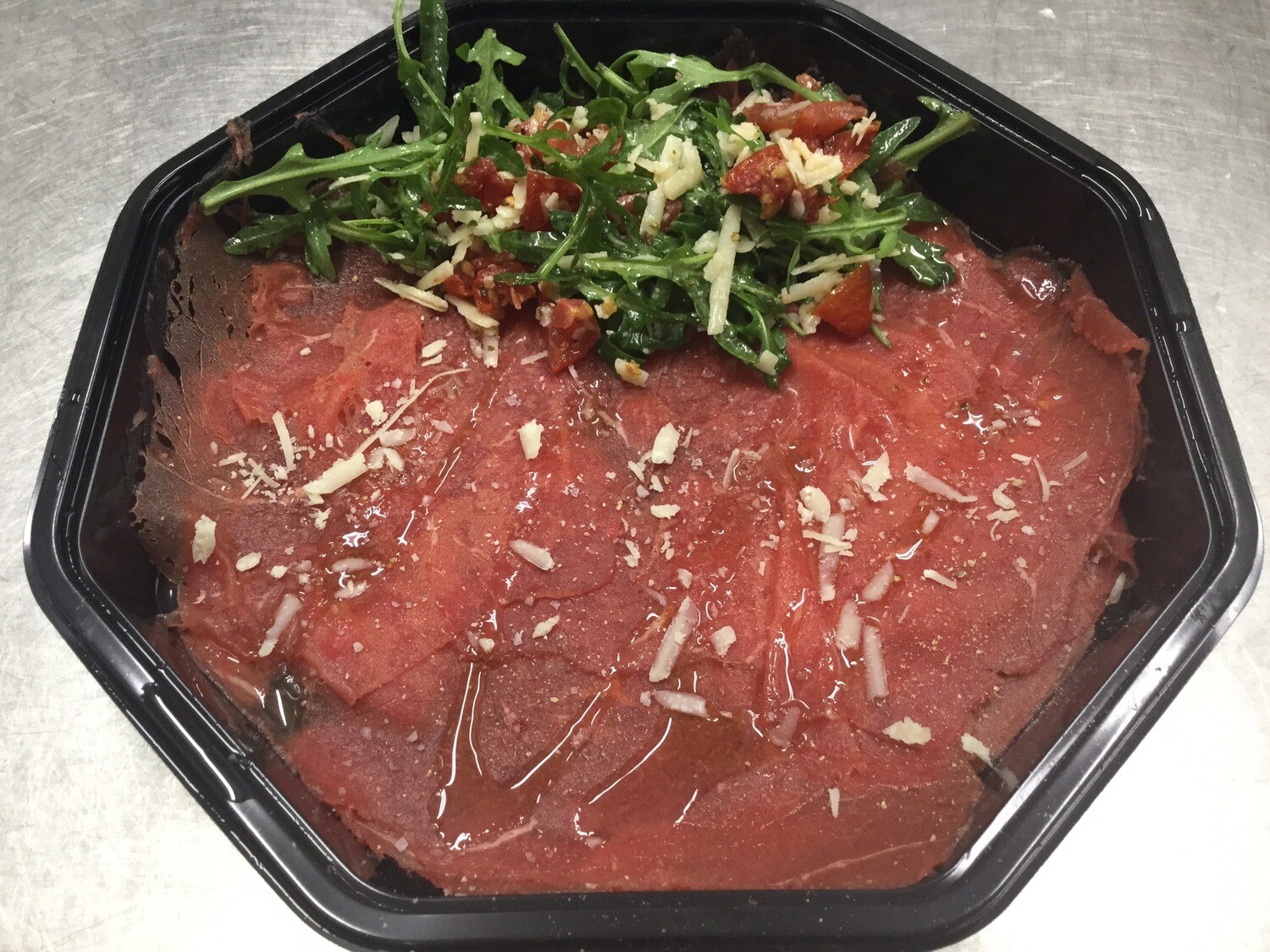 Belgisch wit-blauw carpaccio met rucola, zongedroogde tomaatjes &amp; parmezaanse kaas