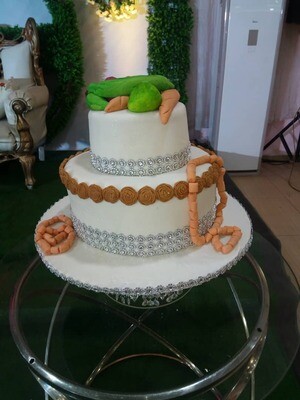 TRADITIONAL WEDDING CAKE