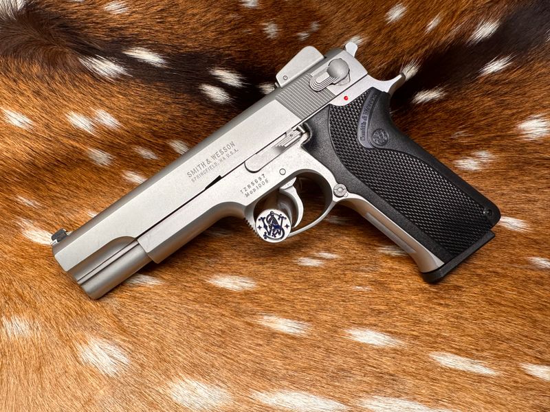 Smith & Wesson Model 1006 10MM Pistol