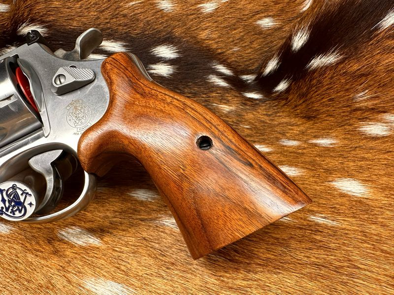 Smith & Wesson High Grade Walnut S&W Bear Hug Grips (N FRAME)