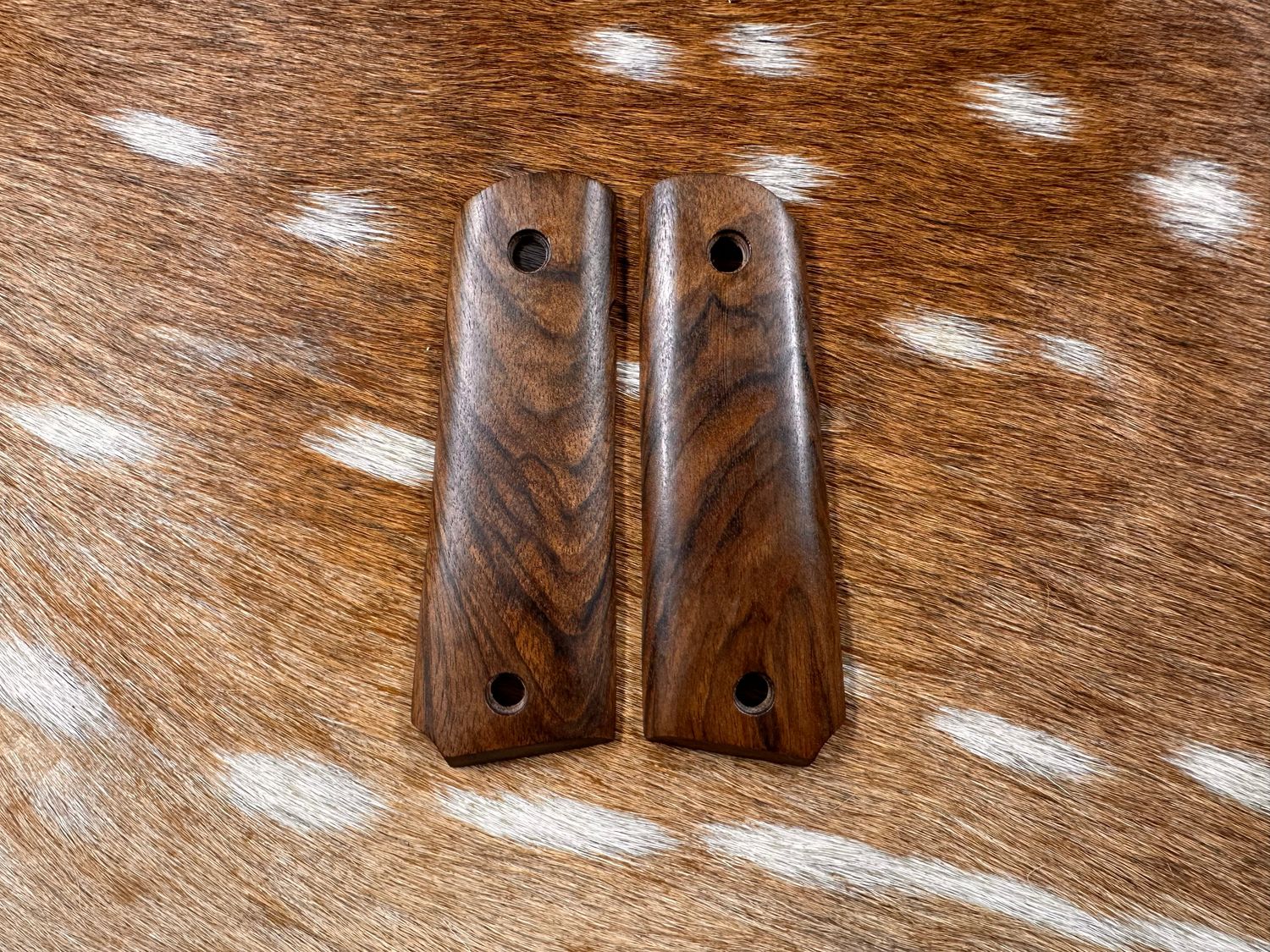 Traditional 1911 Walnut Grips