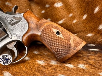 TGW Hand Checkered Bear Hug Ropers (N Frame - Round Butt) TGW Hand Checkered Bear Hug Ropers (N Frame - Round Butt)