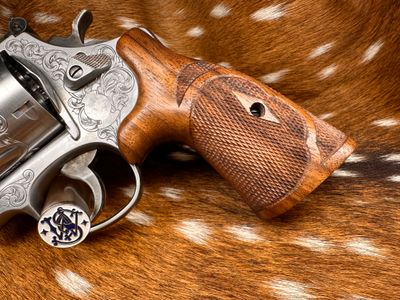 TGW Hand Checkered Bear Hug Ropers (N Frame - Round Butt) TGW Hand Checkered Bear Hug Ropers (N Frame - Round Butt)