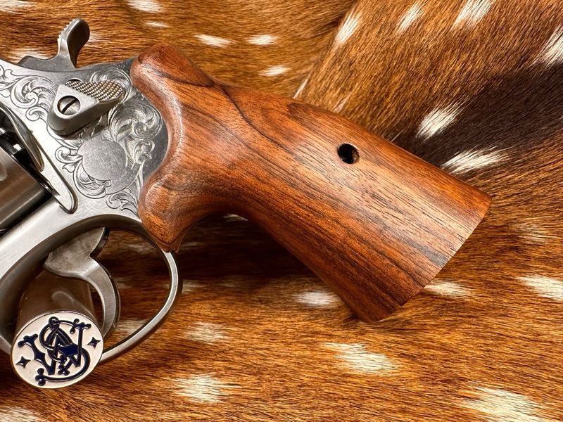Smith & Wesson High Grade Hand-Select Walnut S&W Bear Hug Grips (N FRAME)