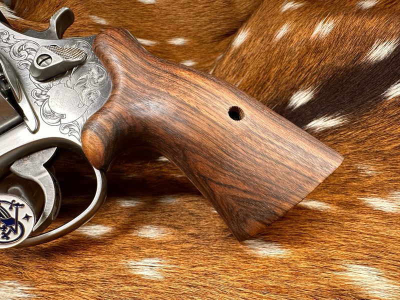 Smith & Wesson High Grade Hand-Select Walnut S&W Bear Hug Grips (N FRAME)