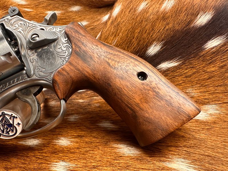 Smith & Wesson High Grade Hand Select Walnut S&W Bear Hug Grips (K/L FRAME)