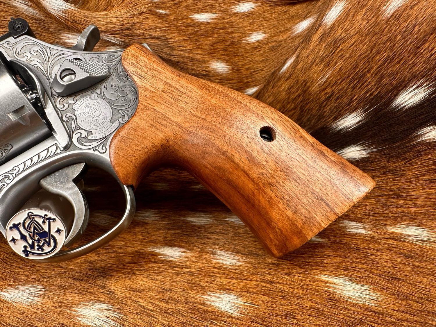 Smith & Wesson High Grade Hand Select Walnut S&W Bear Hug Grips (K/L FRAME)