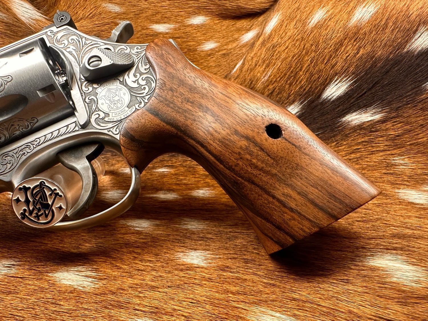 Smith & Wesson High Grade Hand Select Walnut S&W Bear Hug Grips (K/L FRAME)