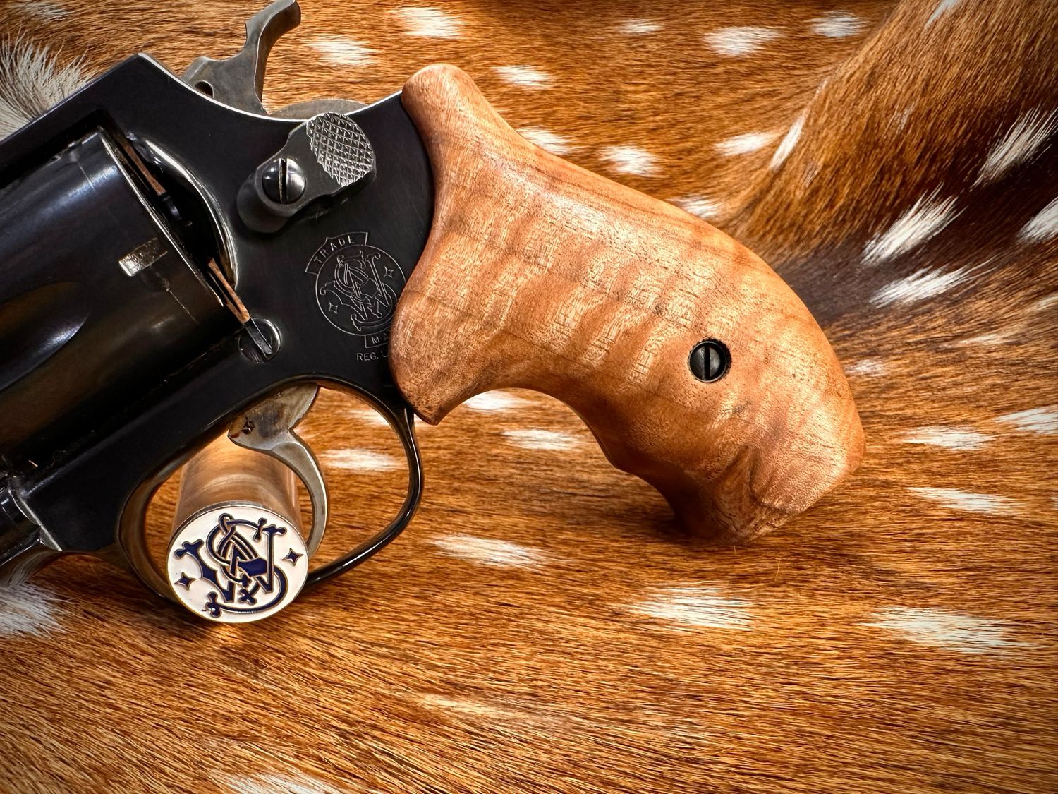 Smith & Wesson High Grade Hand Select Bastogne Walnut Grips ( J Frame Boot Grip Finger Groove)