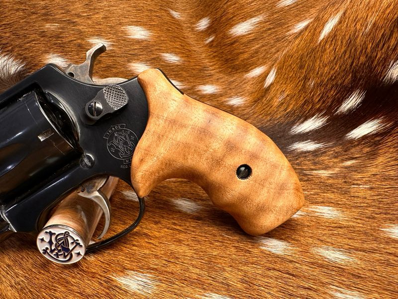 Smith & Wesson High Grade Hand Select Bastogne Walnut Grips ( J Frame Boot Grip Finger Groove)
