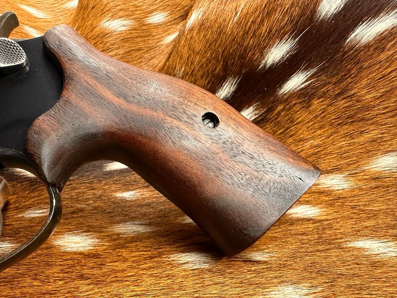 Smith & Wesson High Grade Hand Select Walnut S&W Bear Hug Grips (SQUARE K/L FRAME)
