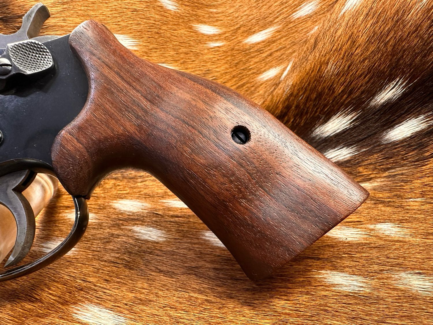 Smith & Wesson High Grade Hand Select Walnut S&W Bear Hug Grips (SQUARE K/L FRAME)