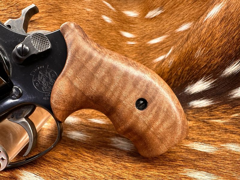 Smith & Wesson High Grade Hand Select Bastogne Walnut Grips ( J Frame Boot Grip Finger Groove)