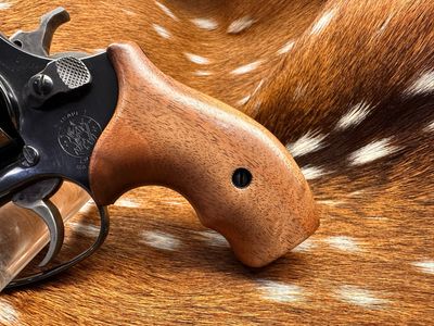 Smith & Wesson High Grade Walnut Grips (J Frame Boot Grip Finger Groove) Smith & Wesson High Grade Walnut Grips (J Frame Boot Grip Finger Groove)