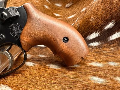 Smith & Wesson High Grade Walnut Grips (J Frame Boot Grip Finger Groove) Smith & Wesson High Grade Walnut Grips (J Frame Boot Grip Finger Groove)