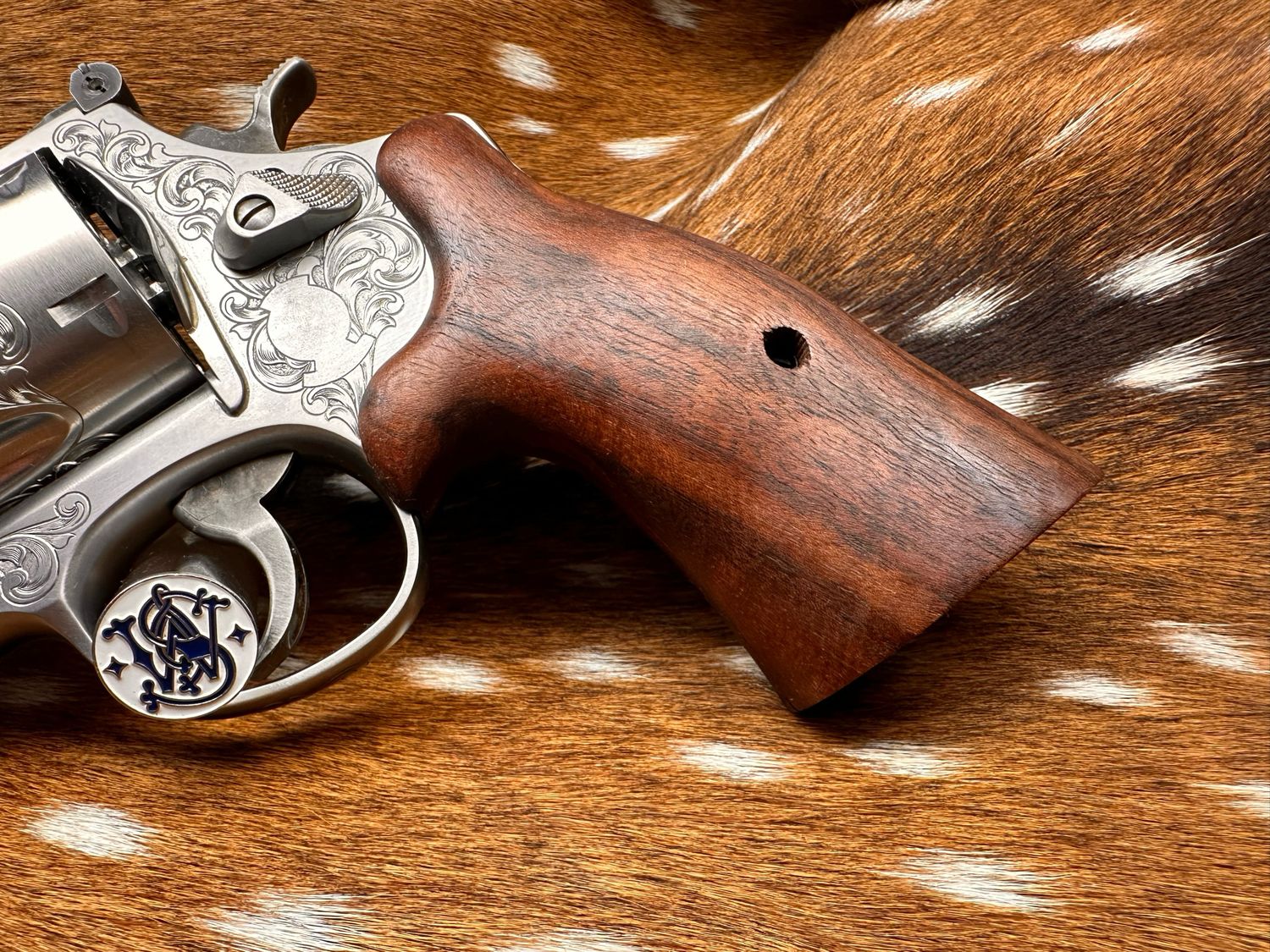Smith & Wesson High Grade Hand-Select Walnut S&W Bear Hug Grips (N FRAME)