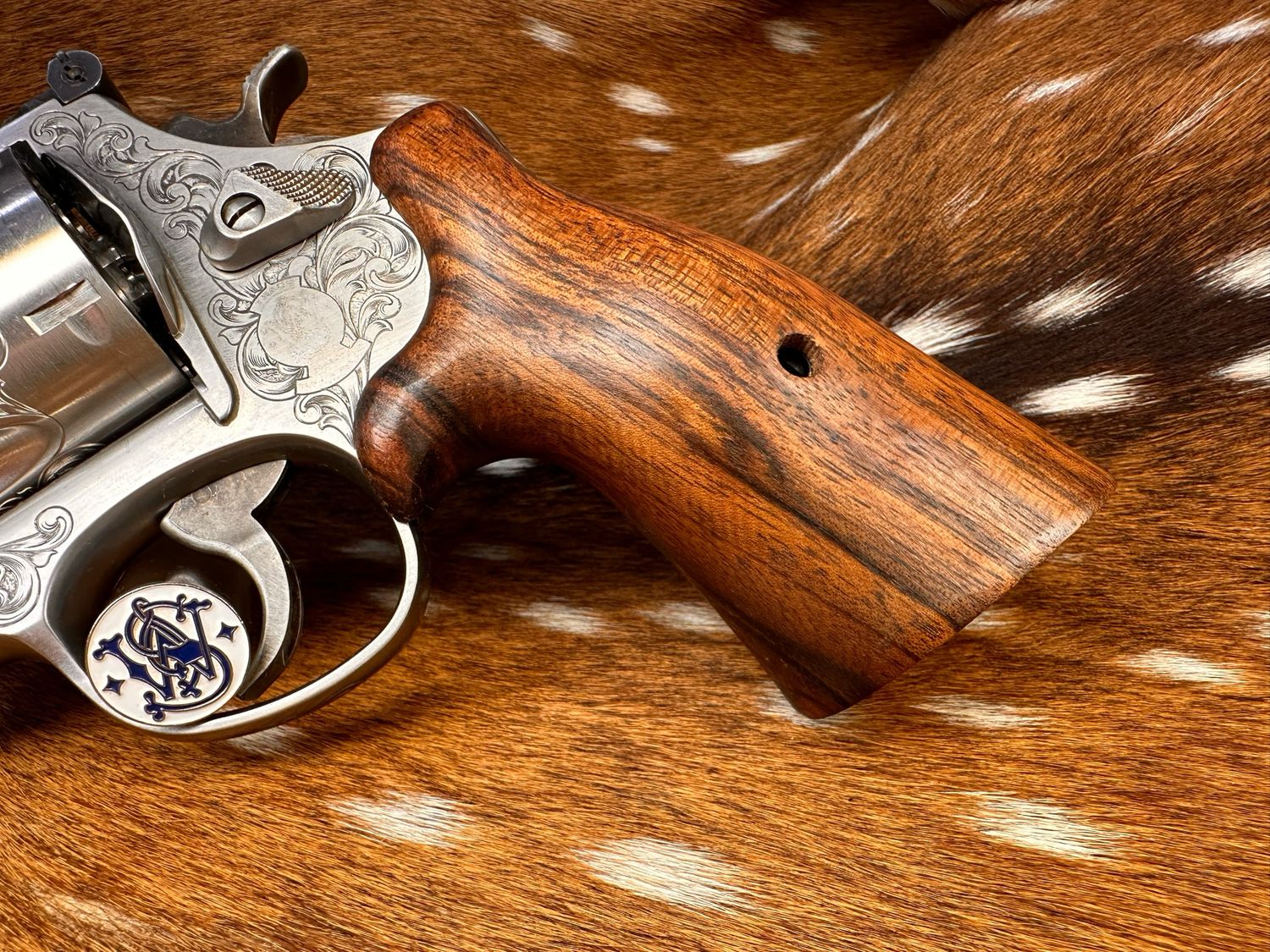 Smith & Wesson High Grade Hand-Select Walnut S&W Bear Hug Grips (N FRAME)