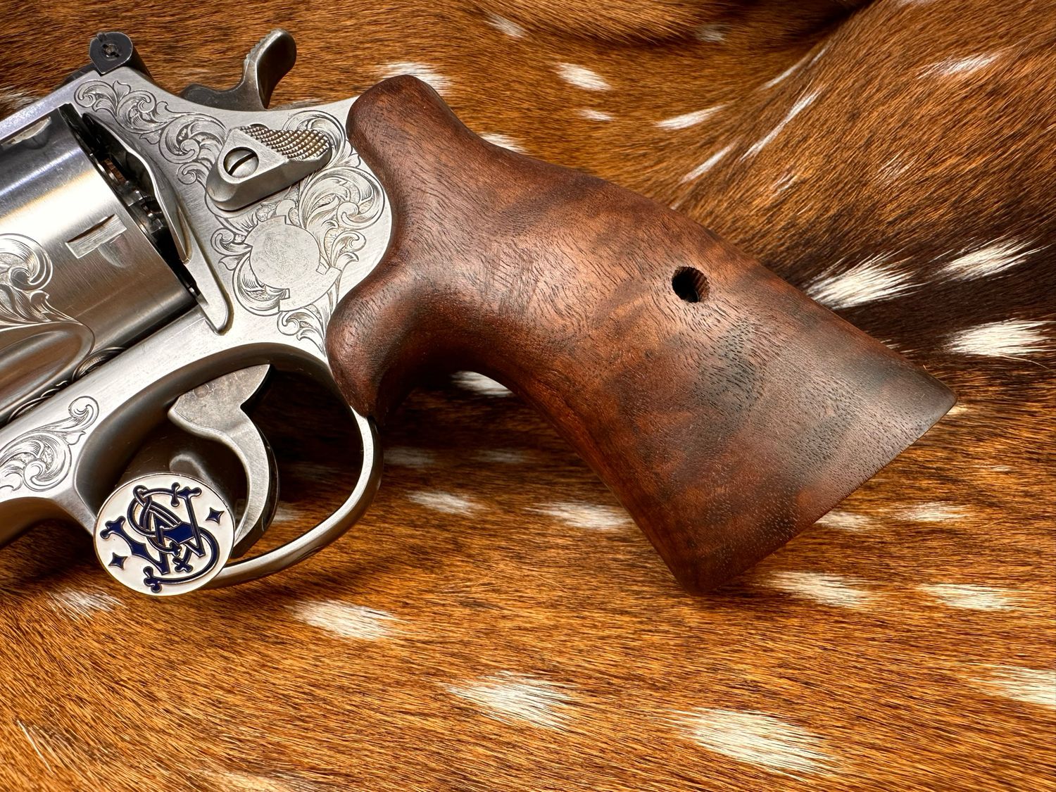 Smith & Wesson High Grade Hand-Select Walnut S&W Bear Hug Grips (N FRAME)