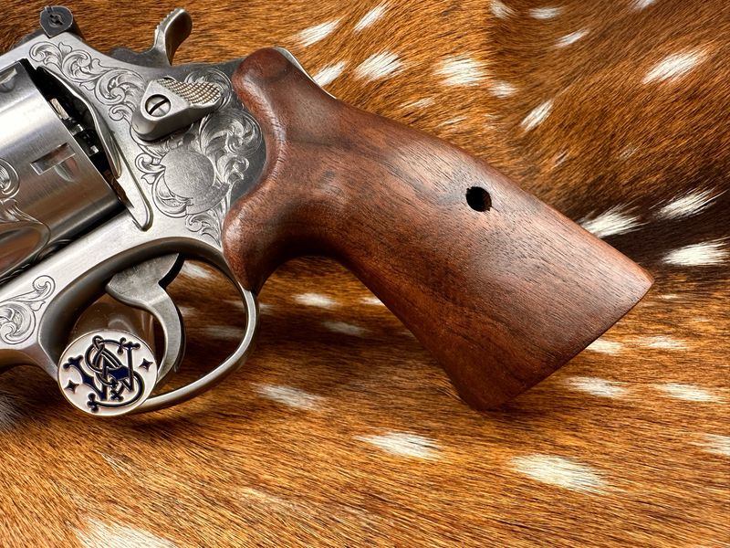 Smith & Wesson High Grade Walnut S&W Bear Hug Grips (N FRAME)