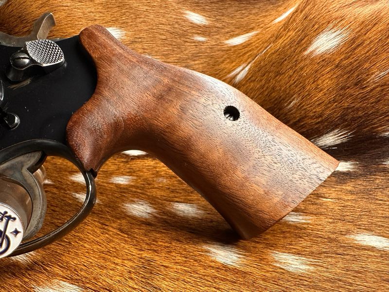 Smith & Wesson High Grade Walnut S&W Bear Hug Grips (SQUARE K/L FRAME)