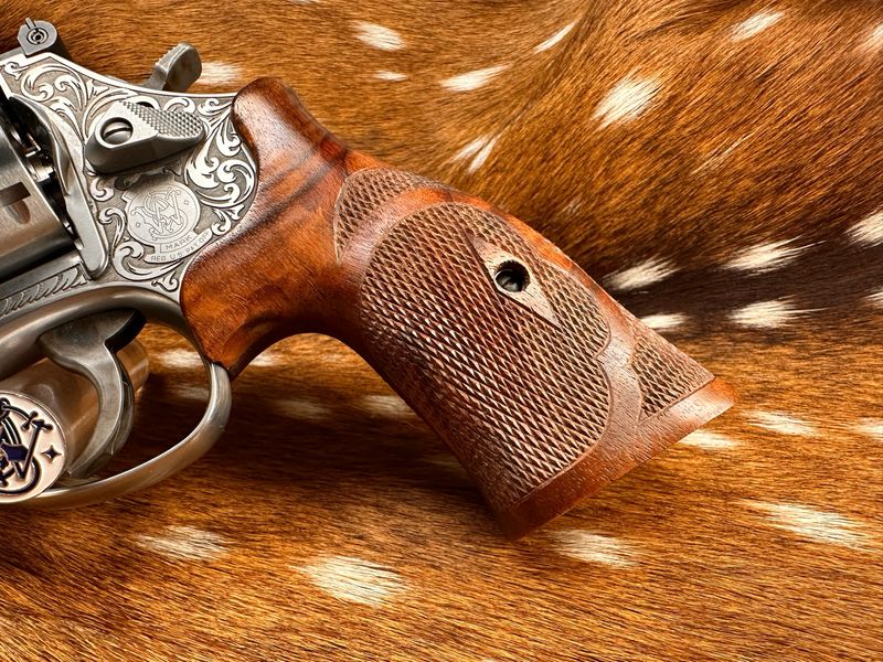 TGW Hand Checkered Bear Hug Ropers (K Frame - Round Butt)