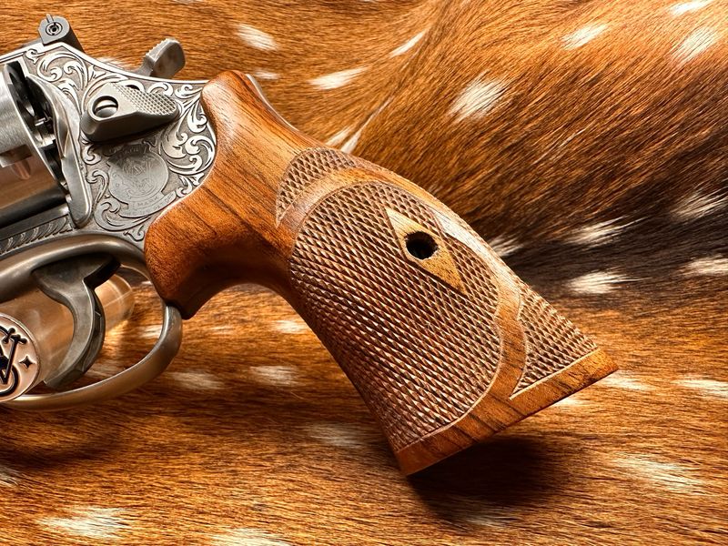 TGW Hand Checkered Bear Hug Ropers (K Frame - Round Butt)