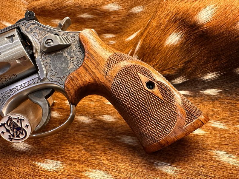 TGW Hand Checkered Bear Hug Ropers (K Frame - Round Butt)
