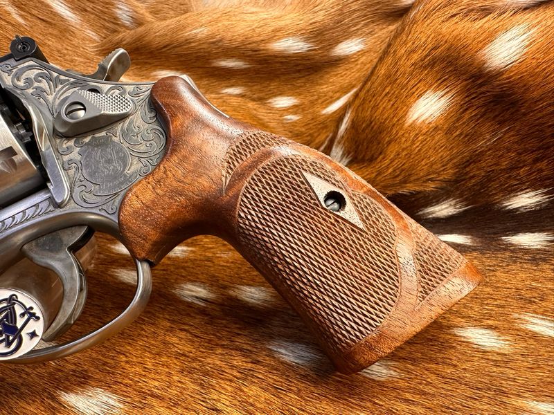 TGW Hand Checkered Bear Hug Ropers (K Frame - Round Butt)