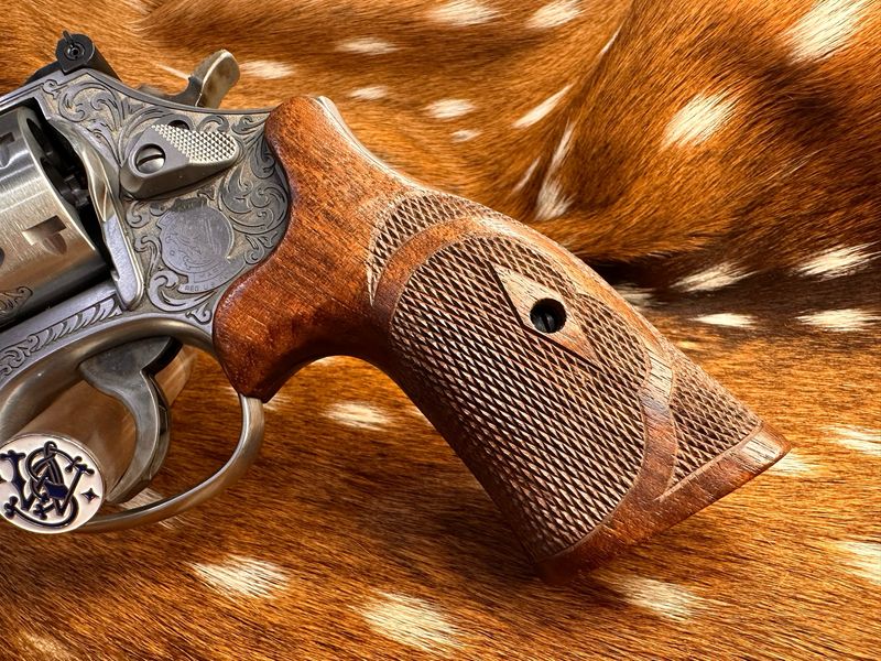TGW Hand Checkered Bear Hug Ropers (K Frame - Round Butt) TGW Hand Checkered Bear Hug Ropers (K Frame - Round Butt)