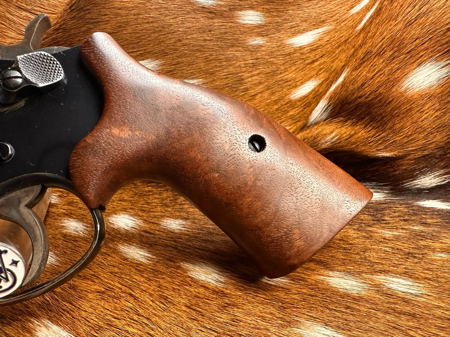 Smith & Wesson High Grade Walnut S&W Bear Hug Grips (SQUARE K/L FRAME)